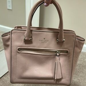 Kate Spade small tote purse
Light pink in color